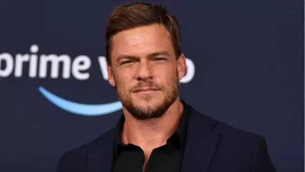 Alan Ritchson height and weight. How tall is Alan Ritchson. Alan Ritchson weight