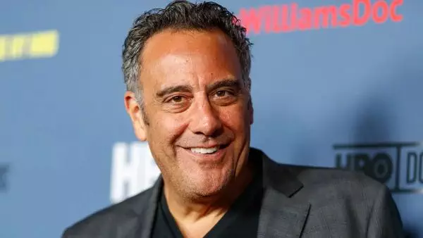 Brad Garrett height and weight. How tall is Brad Garrett. Brad Garrett weight
