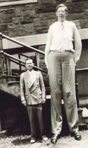 Robert Wadlow height and weight. How tall is Robert Wadlow, Robert Wadlow weight