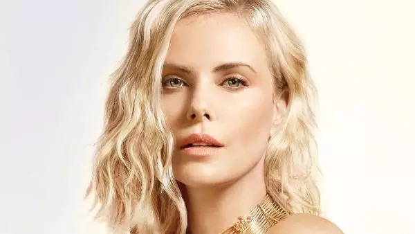 Charlize Theron height and weight. How tall is Charlize Theron. Charlize Theron weight