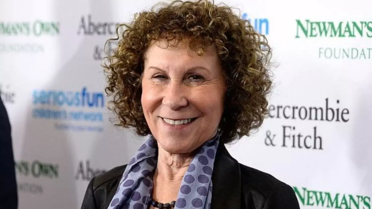 Find Out Rhea Perlman Height And Weight Here